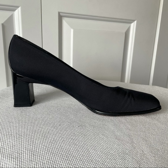 Stuart Weitzman Women's Vintage Style Ribbed Navy Blue Heels Size 9 AA - Picture 7 of 10